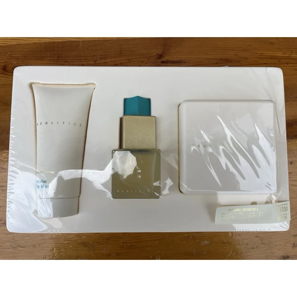 Liz Claiborne Realities 1.7 oz Spray Lotion Powder Gift Set New Vintage